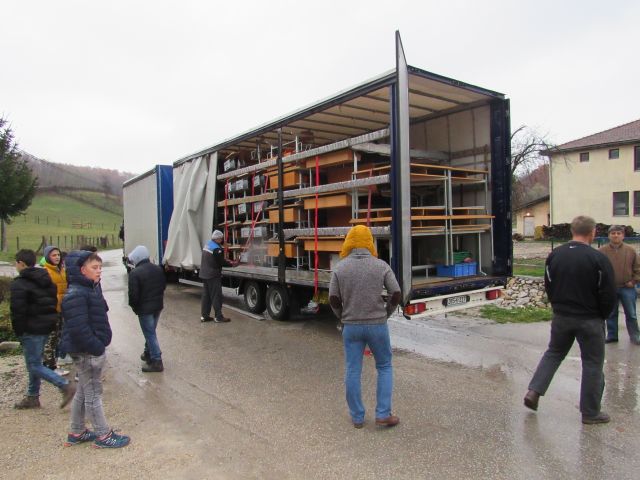 Križevići: Kamion pun školskog namještaja stigao zahvaljujući Križevljanima u dijaspori (FOTO)
