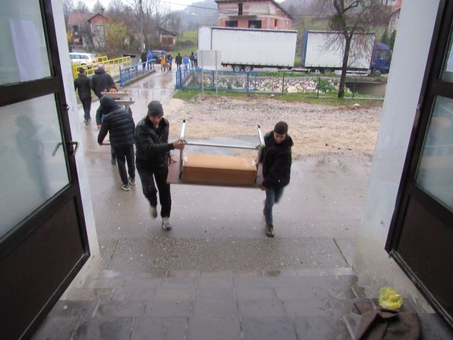 Križevići: Kamion pun školskog namještaja stigao zahvaljujući Križevljanima u dijaspori