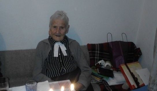 Proslavila 100. rođendan: Baka Stana i dalje hekla, čita i koristi mobitel