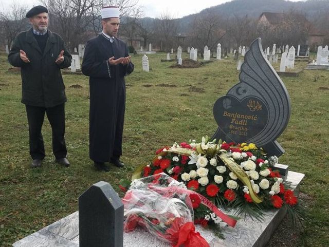 Kozlučani se na skroman način prisjetili godišnjice smrti Fadila Banjanovića-Bracike (FOTO)