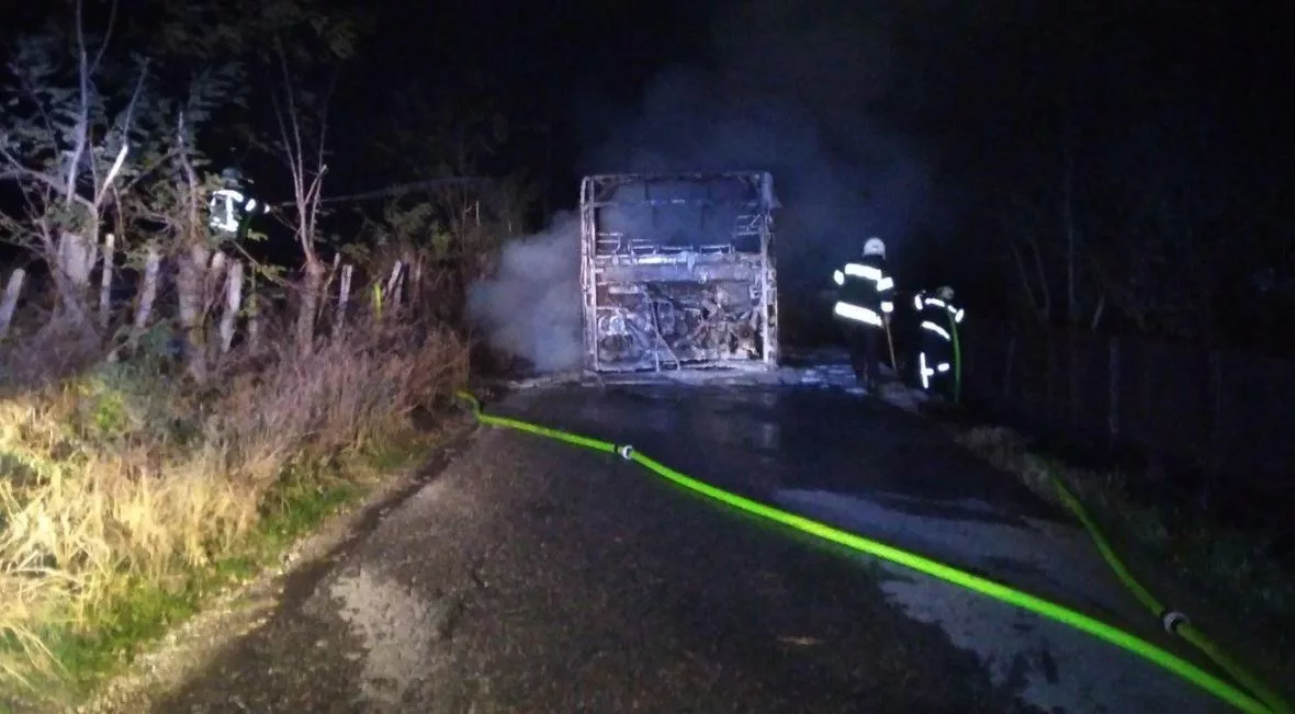 Pilica Autobus Izgorio U Potpunosti Putnici I Voza Nisu Zadobili