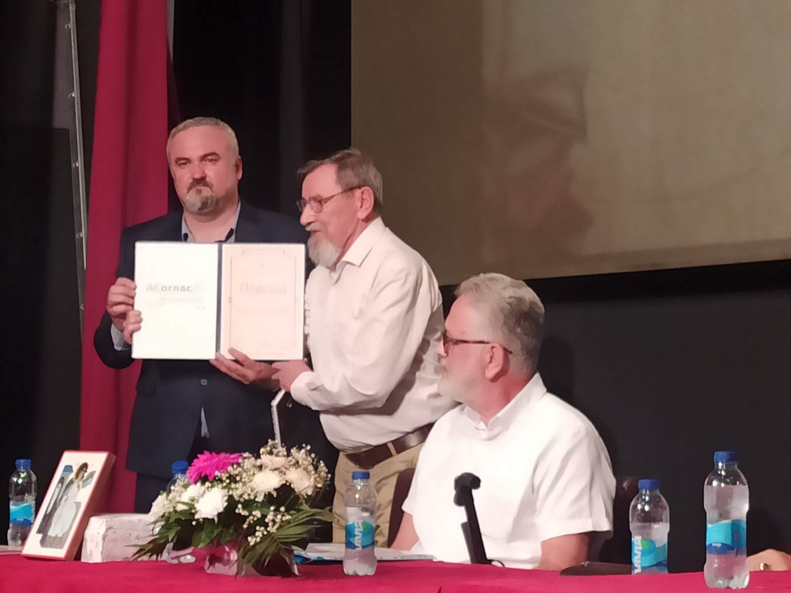 Književniku Ranku Pavloviću iz Banjaluke uručena je juče na devetim „Drinskim književnim susretima“ u Zvorniku povelja za životno djelo, dok su za izuzetan doprinos kulturi povelje uručene Aćimu Todoroviću, Petru Arbutini i Dragutiu Đukiću.