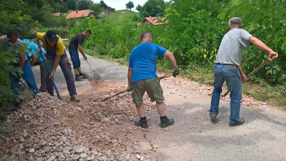 Radna akcija uređivanja puta u Križevićima