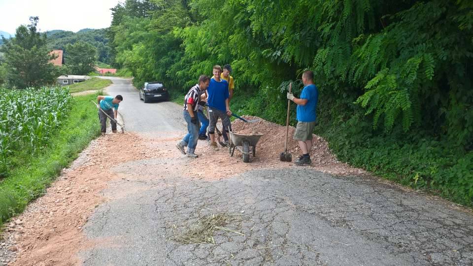 Radna akcija uređivanja puta u Križevićima