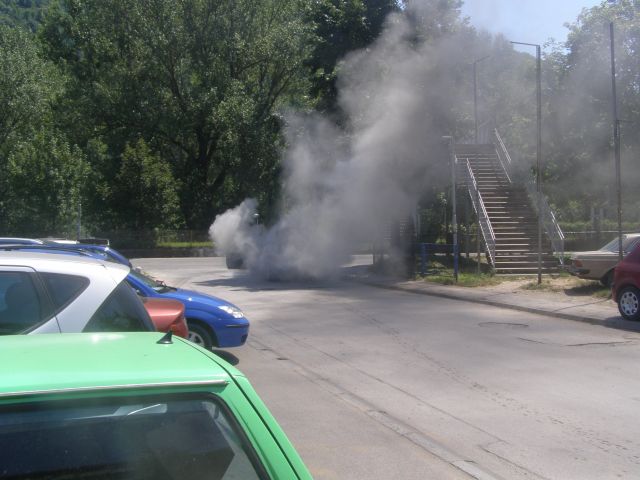 Izgorio golf na južnom ulazu u grad (FOTO)