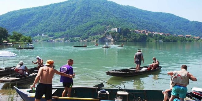 Manifestacije ,,Somovijada“, ,,Jezerska regata“ i ,,Zlatni kotlić“ postaju neizostavno obilježje Malog Zvornika. Ovogodišnja 20 po redu “ Somovijada” i VII Jezerska regata , koje se organizuju u okviru manifestacije “ Drina je smisao života” biće održane od 27 do 30 jula. Ovo je prilika za ljubitelje sportskog ribolova, gurmane, ali i poklonike boravka u prirodi da četiri dana uživaju u ljepotama koje nudi opština Mali Zvornik.