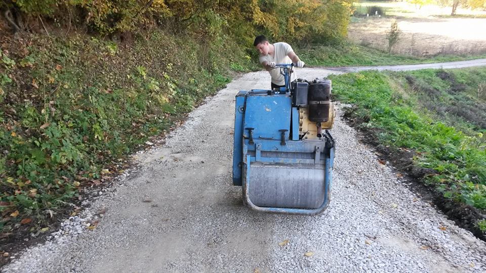 Mještani Radave kod Zvornika asfaltirali put do svog mjesta (FOTO)