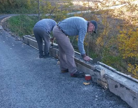 Mještani Radave kod Zvornika asfaltirali put do svog mjesta (FOTO)