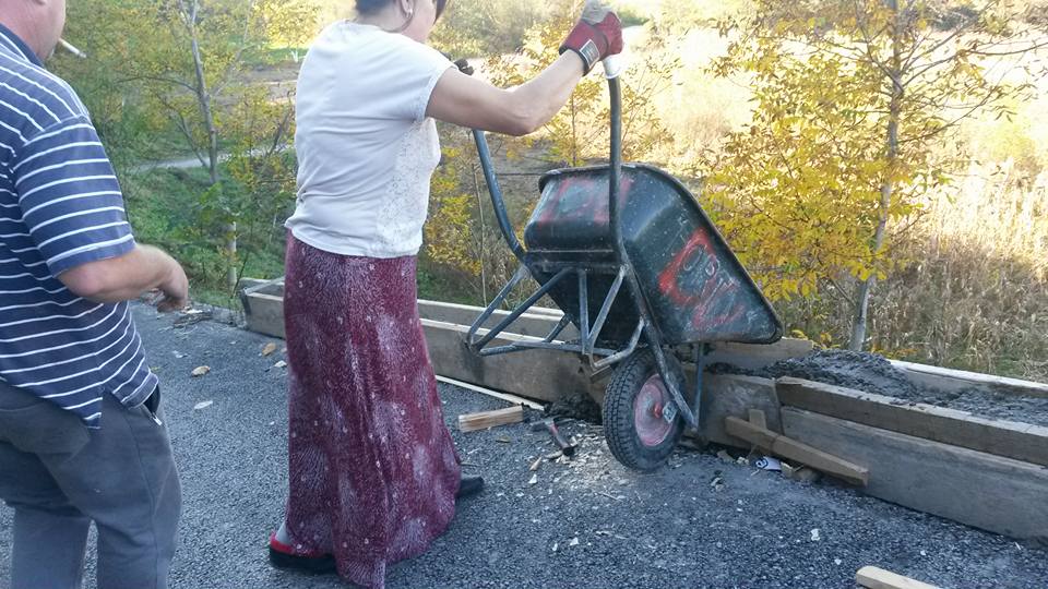 Mještani Radave kod Zvornika asfaltirali put do svog mjesta (FOTO)