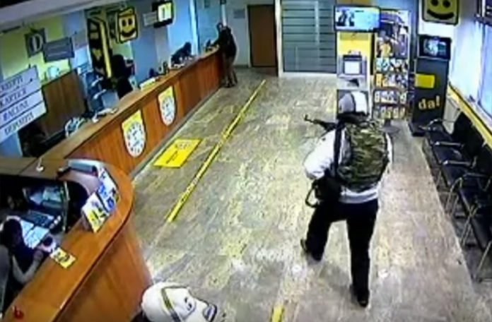 Naoružane osobe upale u prostorije fiijale Sparkasse banke, otuđen neutvrđen iznos novca