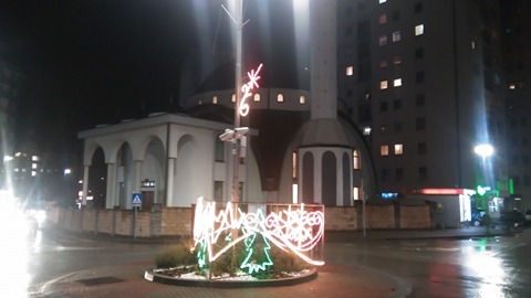 Novogodišnji ukrasi u centru Zvronika