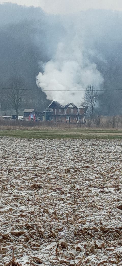 Požar na podoričnoj kući u Čelopeku, vatrogasac zadobio povrede (FOTO)