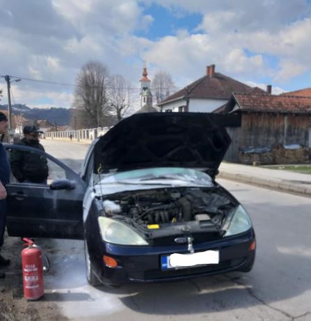 Požar na automobilu tokom vožnje (FOTO)