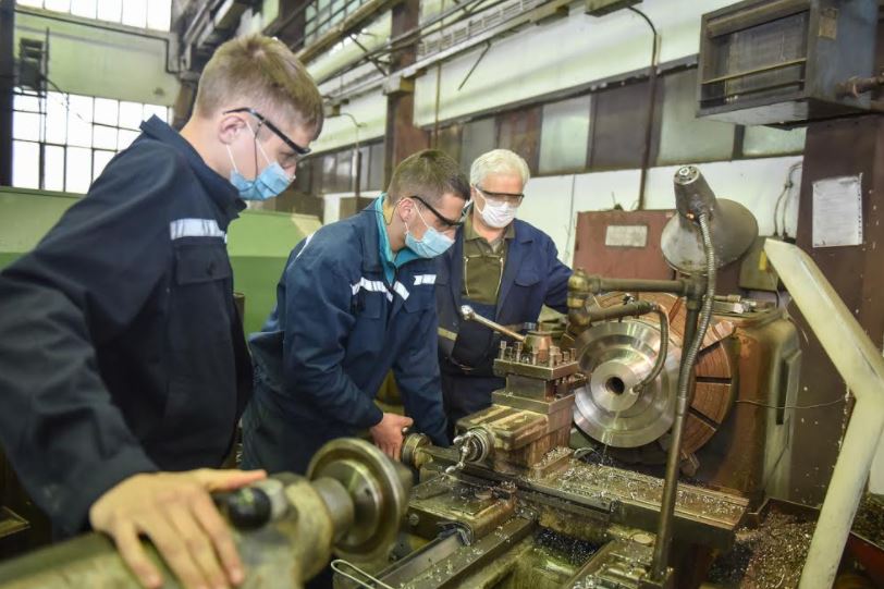 UČENICI TEHNIČKOG ŠKOLSKOG CENTRA ZVORNIK  NA PRAKSI U KOMPANIJI “ALUMINA”