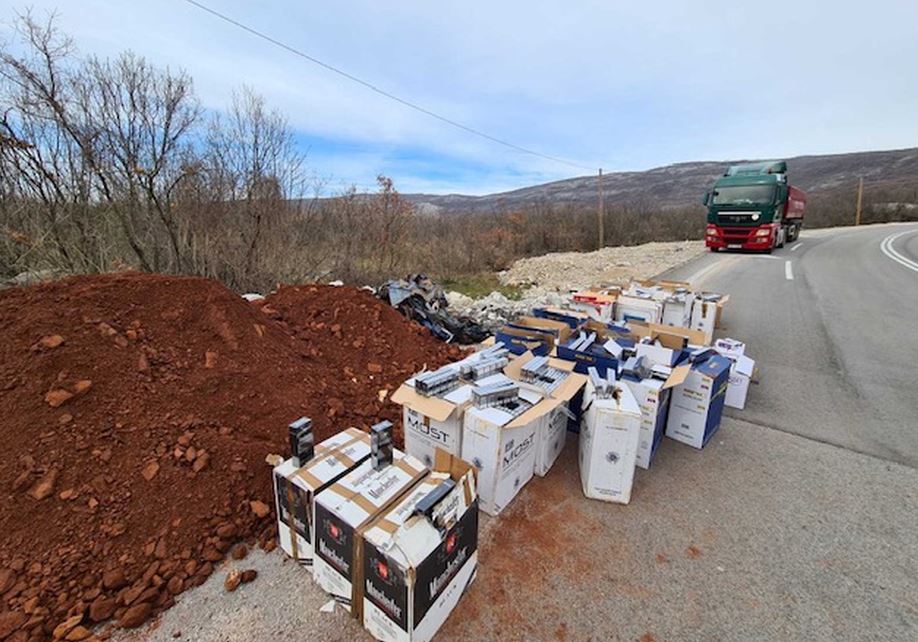Prevozeći boksit preko granice pokušao prokrijumčariti 26 750 kutija različitih vrsta cigareta (FOTO)