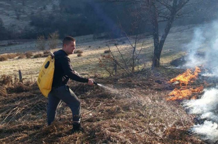 Šest sati teške borbe sa vatrenom stihijom u Šekovićima, požar se približio kućama