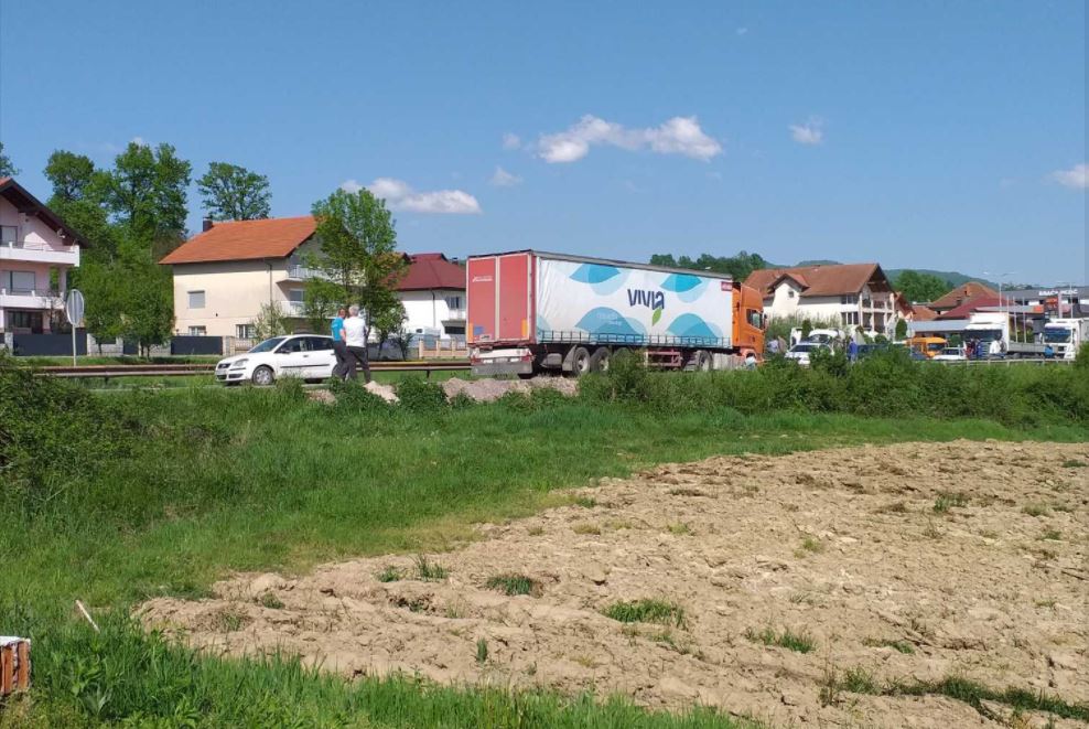 Saobraćaj paralizovan na magistralnom putu Zvornik-Tuzla zbog pucanja gume na kamionu (FOTO)
