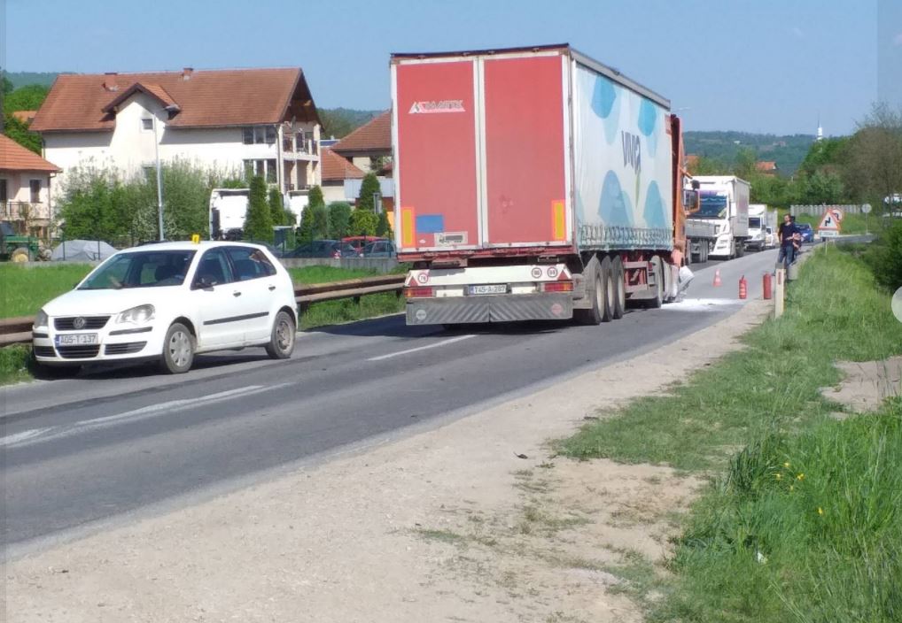Saobraćaj paralizovan na magistralnom putu Zvornik-Tuzla zbog pucanja gume na kamionu (FOTO)