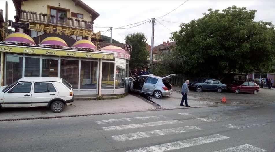 Automobil uletio u izlog trgovinske radnje u Orahovcu (FOTO)