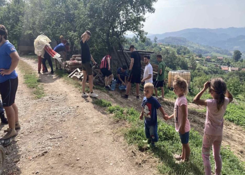 Omladinci iz sedam država grade kuću povratničkoj porodici Mehić iz Konjević Polja