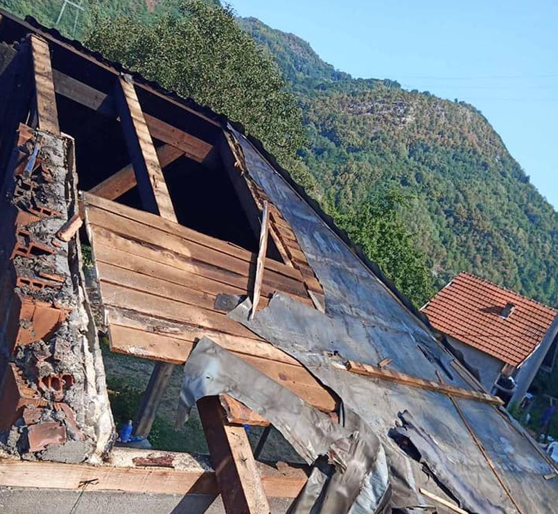 U Bratuncu požar unuštio dom šestočlane porodice Ilić (FOTO)