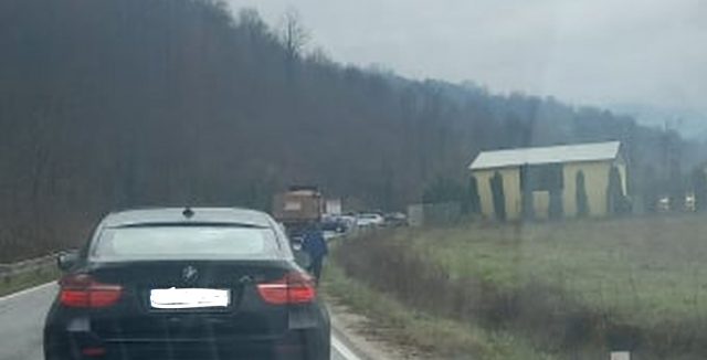 Teške povrede jednog lica u saobraćajnoj nezgodi koja je obustavila saobraćaj na putu Vlasenica-Milići prethodnog dana
