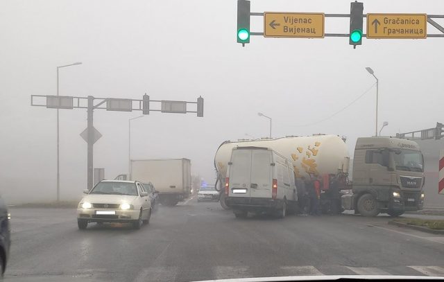 Sudar cisterne i kombi vozila obustavili saobraćaj prema Gračanici (FOTO)
