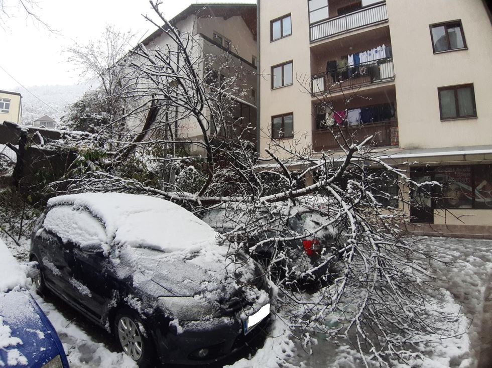 Mještani Kula Grada i Potočana radnom akcijom uklonili snijeg sa puteva do naselja, drvo u B-blokovima oštetilo automobil (FOTO)