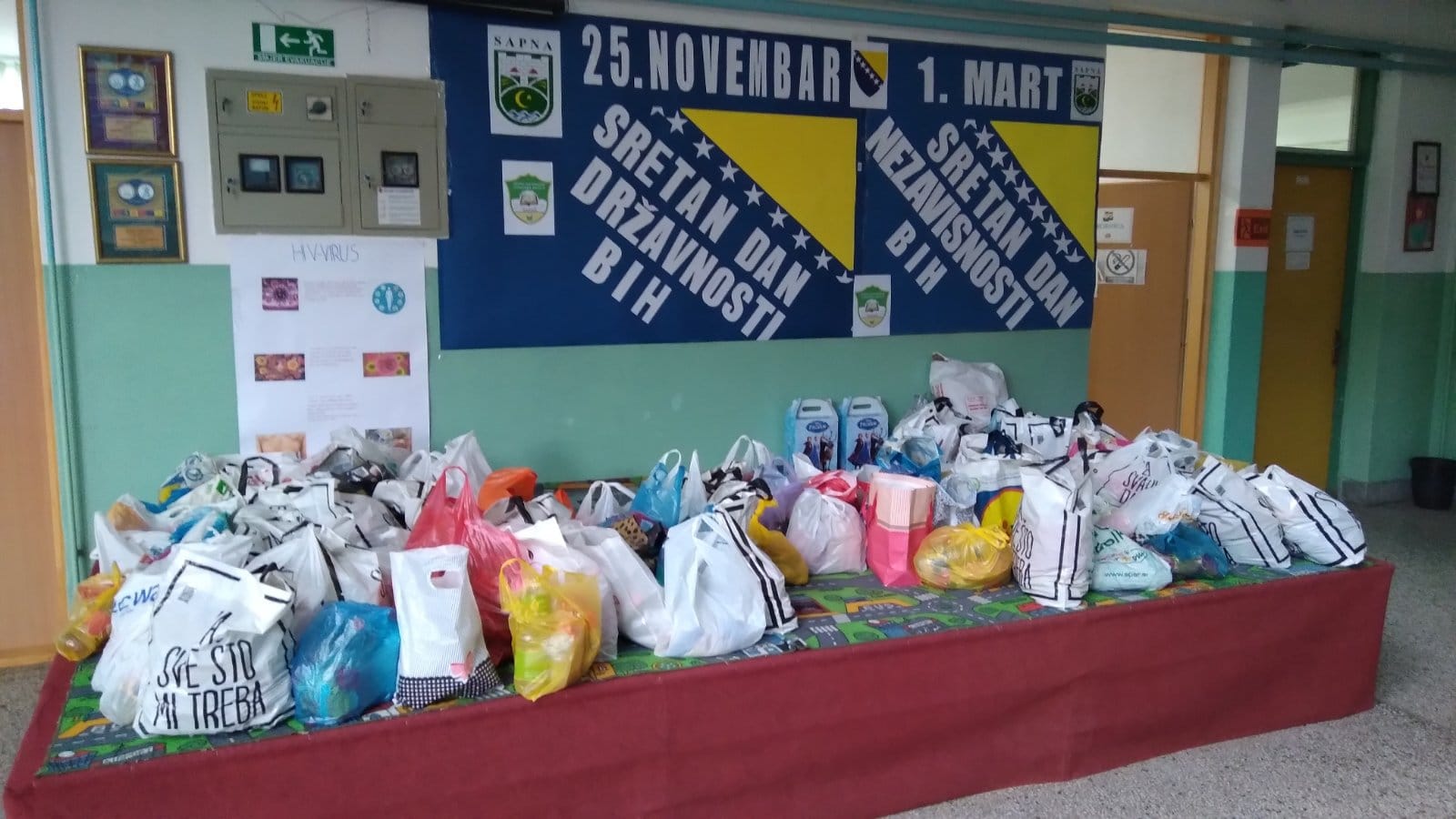 Školarci sakupili namirnice i donirali za rad narodne kuhinje u Sapni (FOTO)