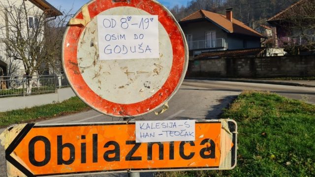 Obustava saobraćaja na regionalnom putu Sapna-Teočak, saobraćajni znakovi upozorenja izazvali smijeh na društvenim mrežama (FOTO)