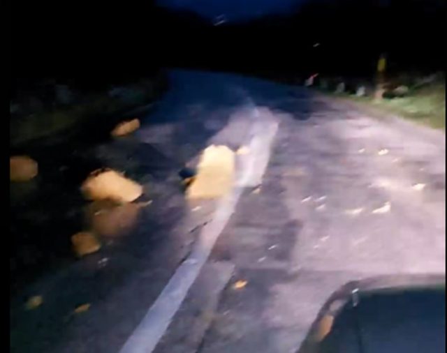 Odroni kamenja na magistralnom putu Caparde-Šekovići (VIDEO)