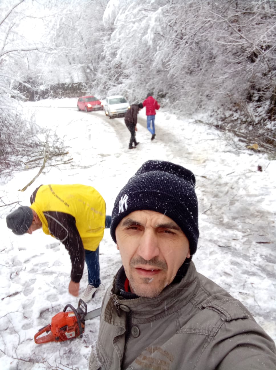 Mještani Kula Grada i Potočana radnom akcijom uklonili snijeg sa puteva do naselja, drvo u B-blokovima oštetilo automobil (FOTO)