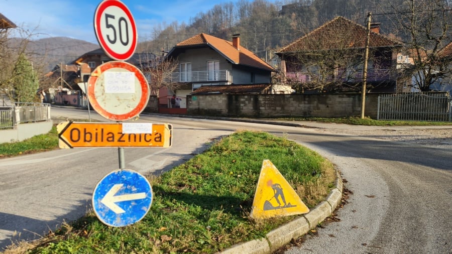 Obustava saobraćaja na regionalnom putu Sapna-Teočak, saobraćajni znakovi upozorenja izazvali smijeh na društvenim mrežama (FOTO)