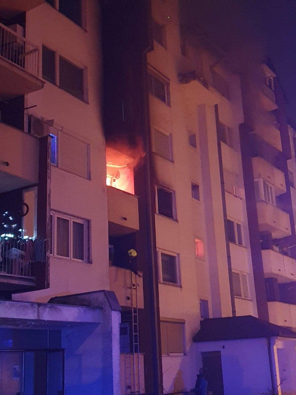 Smrtno stradale dvije osobe u sinoćnjem požaru u Bratuncu (FOTO)