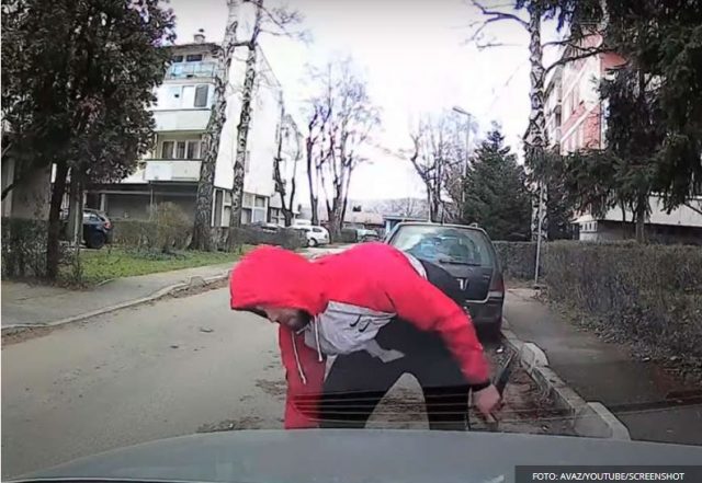Muškarac krade dijelove automobila usred bijela dana (VIDEO)