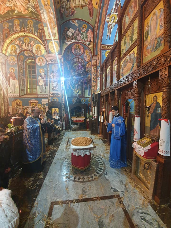 Lomljene česnice u pravoslavnim hramovima u Zvorniku, zlatnici za najsretnije (FOTO)