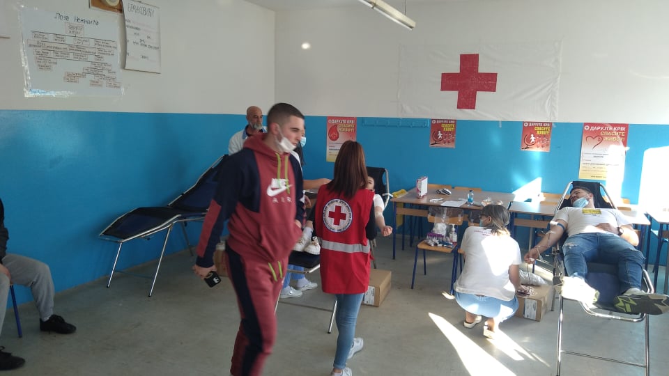 TŠC Karakaj: 60 učenika, profesora i vannastavnog osoblja darovalo krv (FOTO)