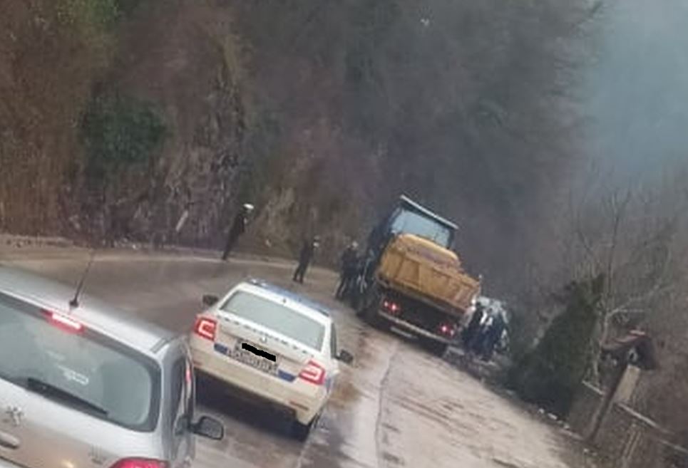 Kamion sletio s puta pored Zvorničkog jezera između tunela u Jošanici (FOTO)
