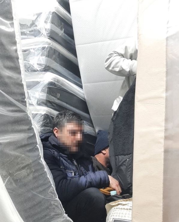 U kamionu s namještajem otkriveno 26 ilegalnih migranata (FOTO)