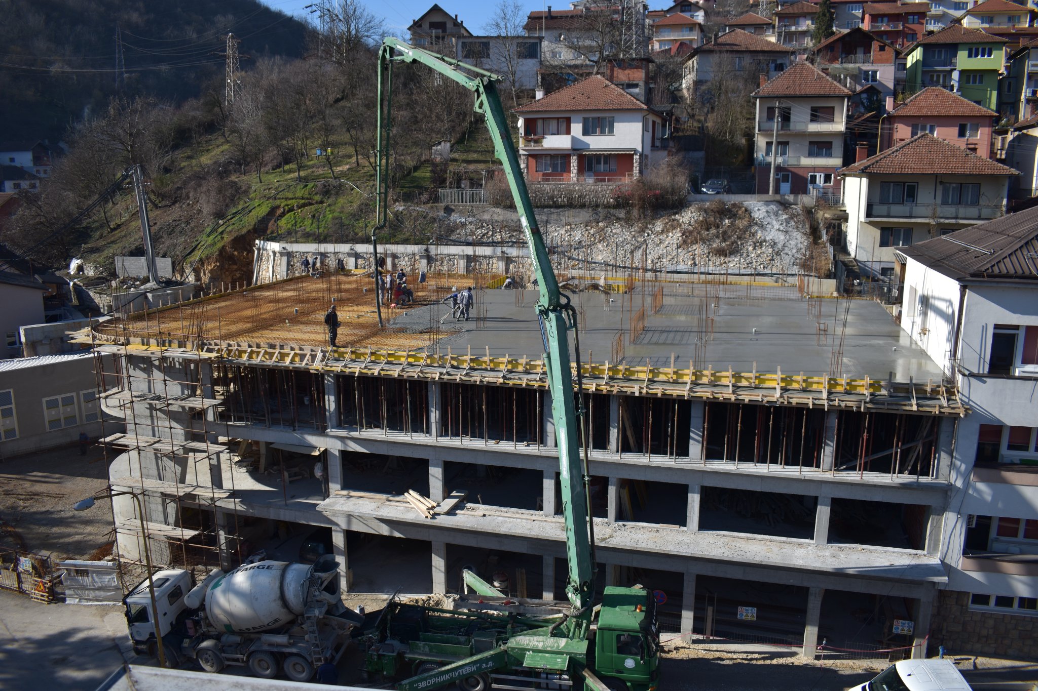 Četvrta ploča novog bloka bolnice izlivena, pomjereni rokovi završetka izgradnje (FOTO)