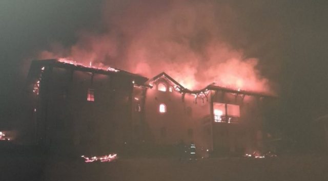 U toku je gašenje velikog požara na konaku manastira Sv.Trojice Bele Vode kod Ljubovije - Srbija (FOTO+VIDEO)
