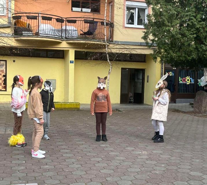 Mališani samoinicijativno odigrali pozorišnu predstavu ispred "Kasine" (FOTO)
