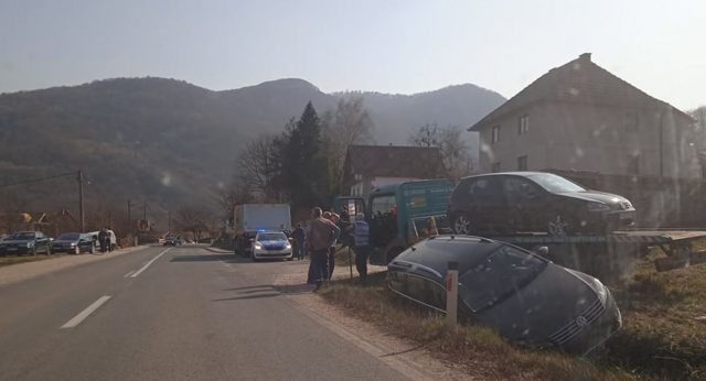 Sudar u Drinjači, automobil završio u kanalu (FOTO)