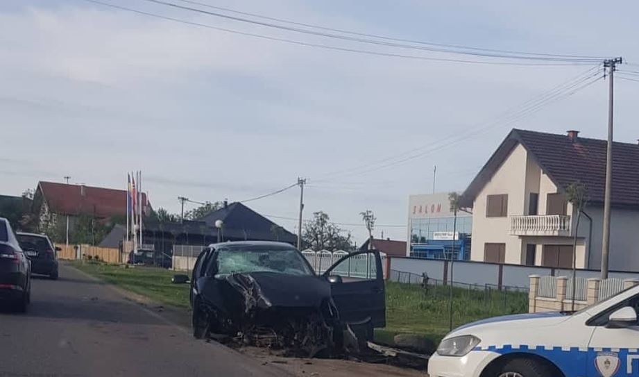 Automobilom "polo" udario u stub ulične rasvjete sletivši sa magistralnog puta Zvornik-Bijeljina (FOTO)