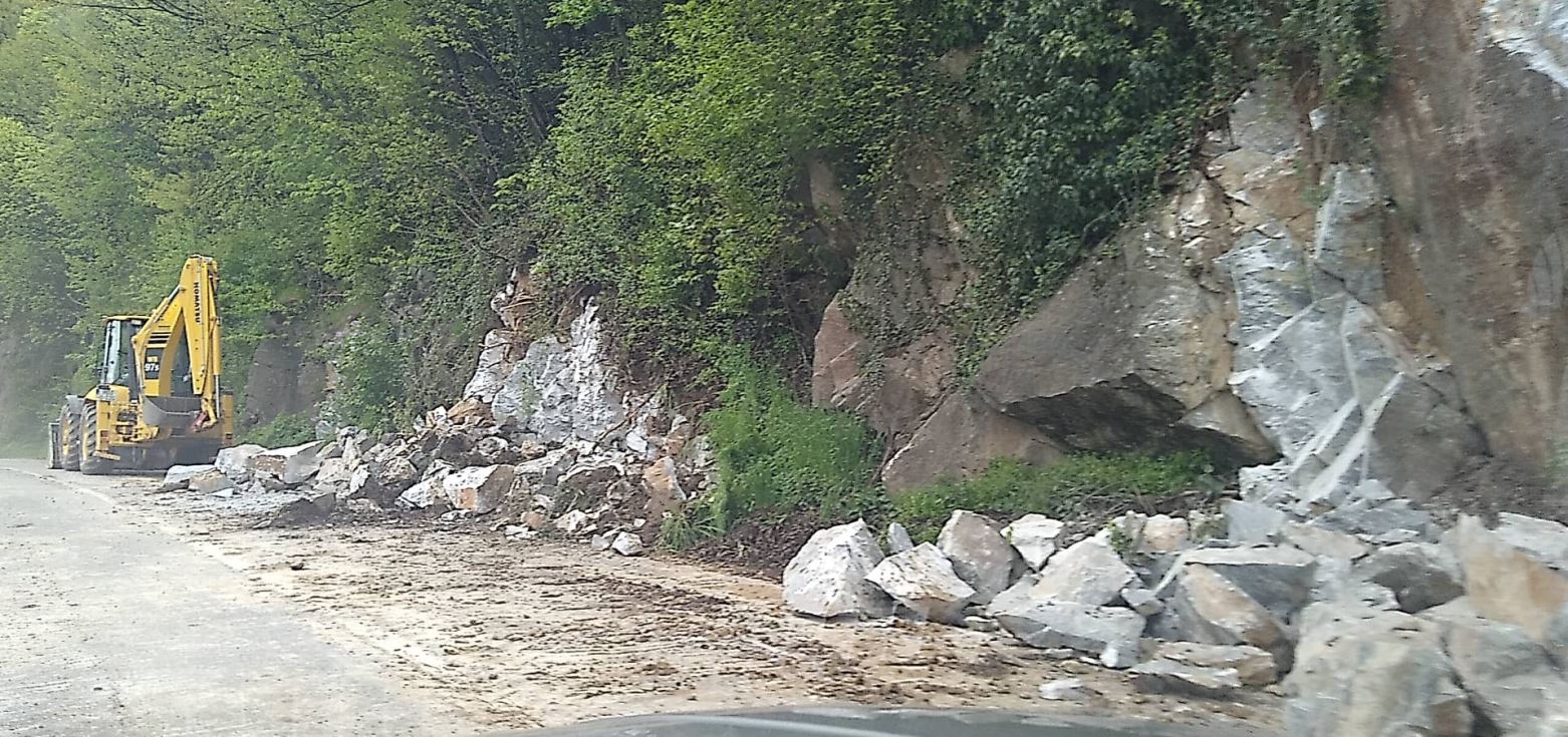 Povremene obustave saobraćaja na putnoj dionici Divič-Zvornik zbog radova na uklanjanju dijelova stijene pored puta (FOTO)