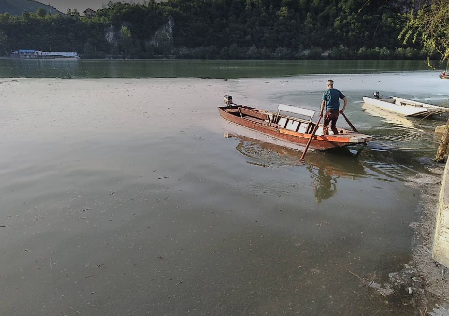 Bijela "mrlja" na Zvorničkom jezeru danima izaziva zabrinutost (FOTO)