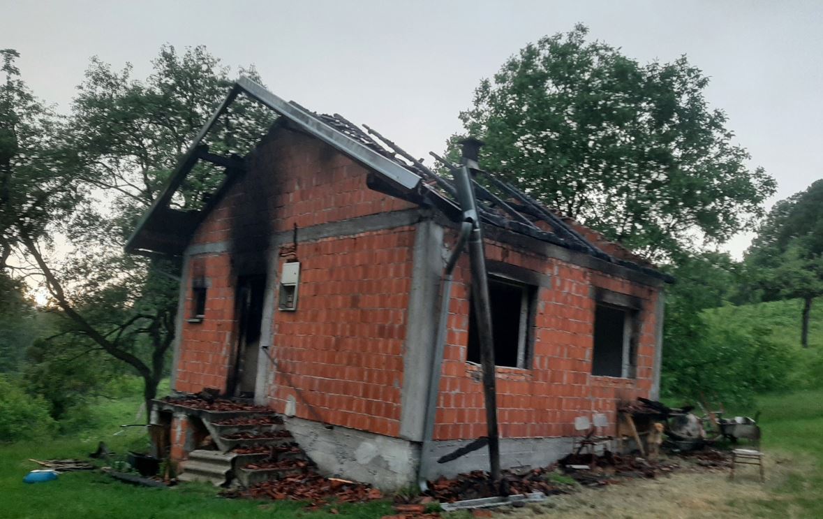Marku iz Snagova požar progutao kuću, komšije Bošnjaci priskočile u pomoć