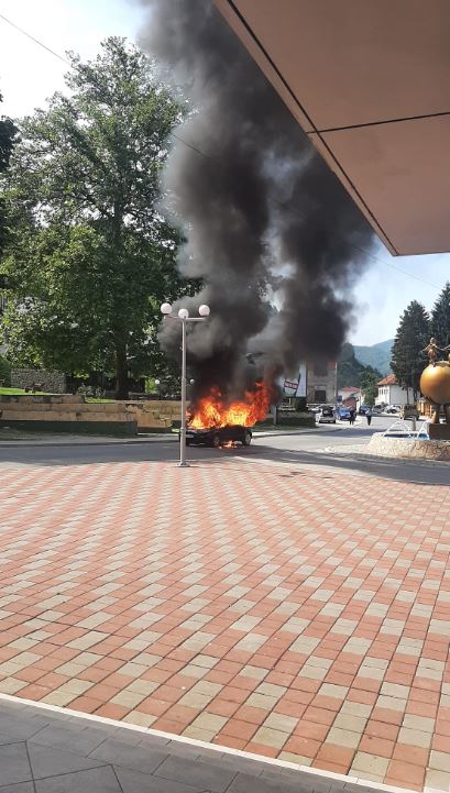 Požar progutao automobil u centru Srebrenice (FOTO+VIDEO)