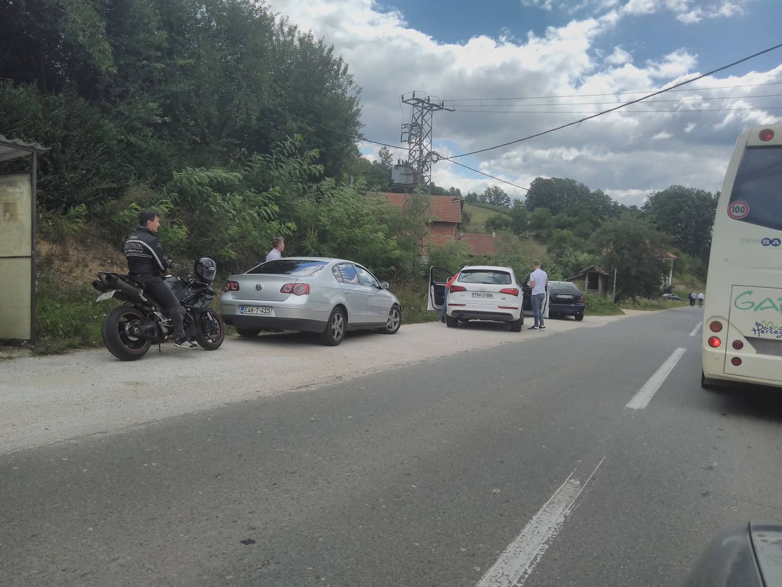 Ispraćaj i kolektivna dženaza žrtvama u Srebrenici portekao mirno uz otežan saobraćaj zbog nekoliko saobraćajnih nezgoda (FOTO)