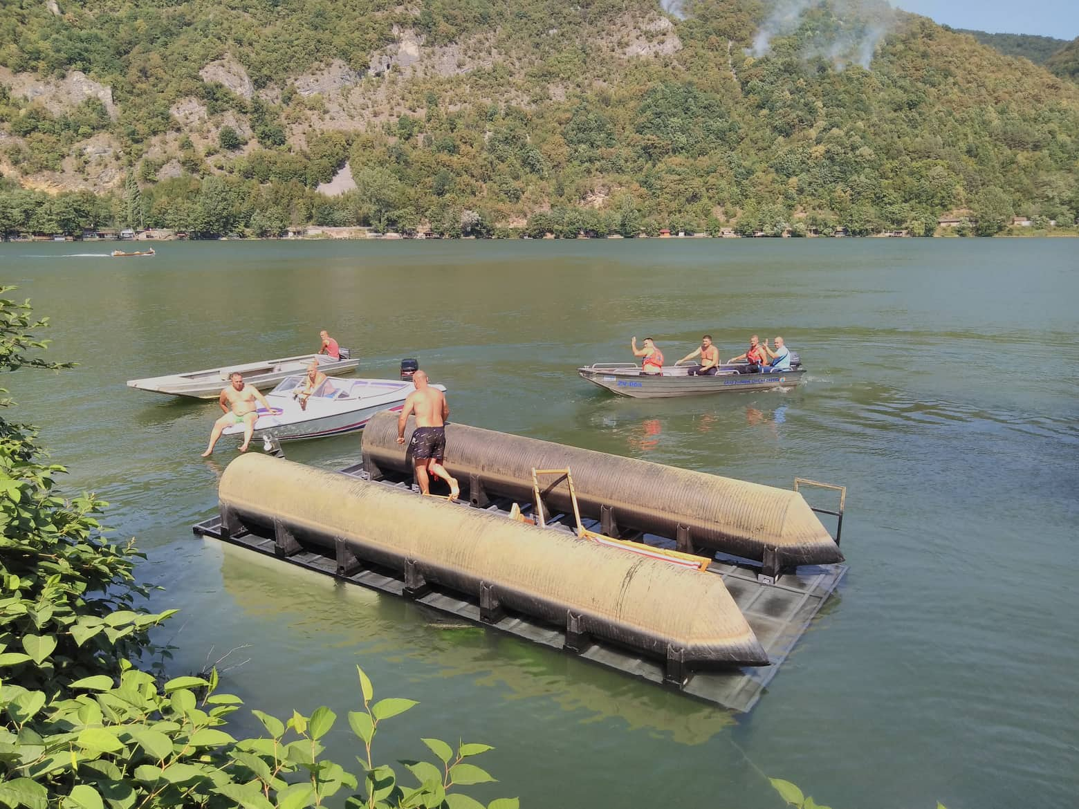 Pogledajte kako je izgledalo spašavanje putnika sa prevrnutog splava na Zvorničkom jezeru kod Vidikovca (VIDEO+FOTO)